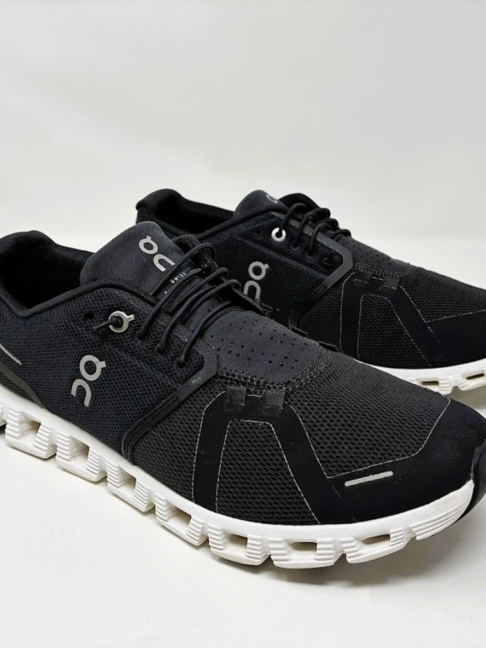 On Running Cloud 5 Mens 9 Black White Sneakers Low Top Running Shoes 59.98919